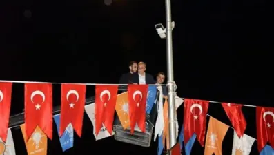 Bakan Fakıbaba, vince çıkıp bayrak astı