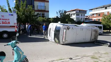 Denizli'de minibüs ile otomobil çarpıştı: Üç yaralı