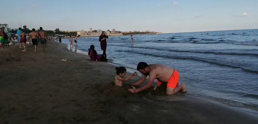 Hava sıcaklığı 28 dereceyi buldu: Ekim ayında denize girdiler 4 Hava sıcaklığı 28 dereceyi buldu: Ekim ayında denize girdiler 4