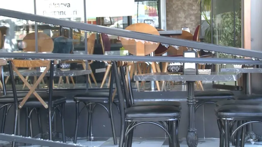 Bursa'da otomobil kafeye daldı: Facianın eşiğinden dönüldü 1