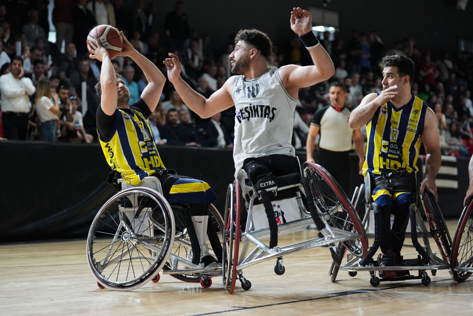 Fenerbahçe, Beşiktaş deplasmanında seriyi dengeledi