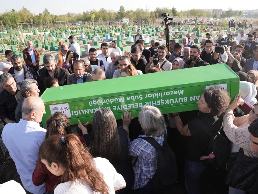 Rojin Kabaiş son yolculuğuna uğurlandı: Tabutunu kadınlar omuzladı | NTV  Haber