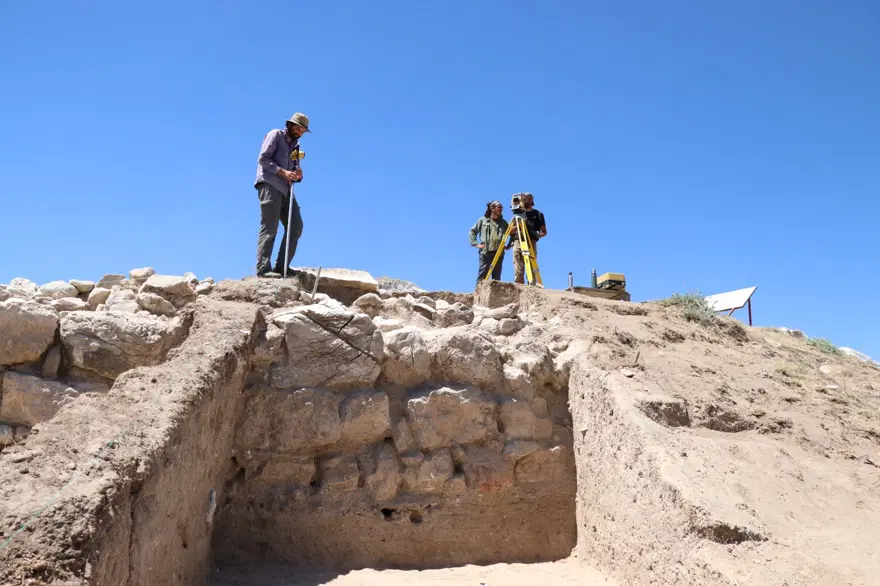 Niğde'deki höyük kazısında Pers dönemine ait alçı surlar bulundu 9 Niğde'deki höyük kazısında Pers dönemine ait alçı surlar bulundu 9