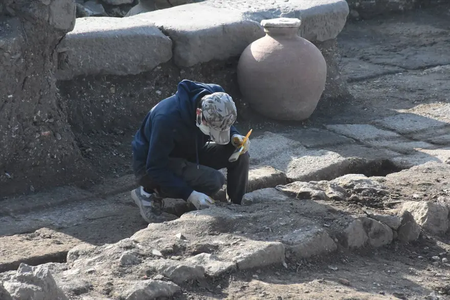 Tieion Antik Kenti'nde Friglere ait yazılar ile Dor başlıkları ortaya çıkarıldı 8