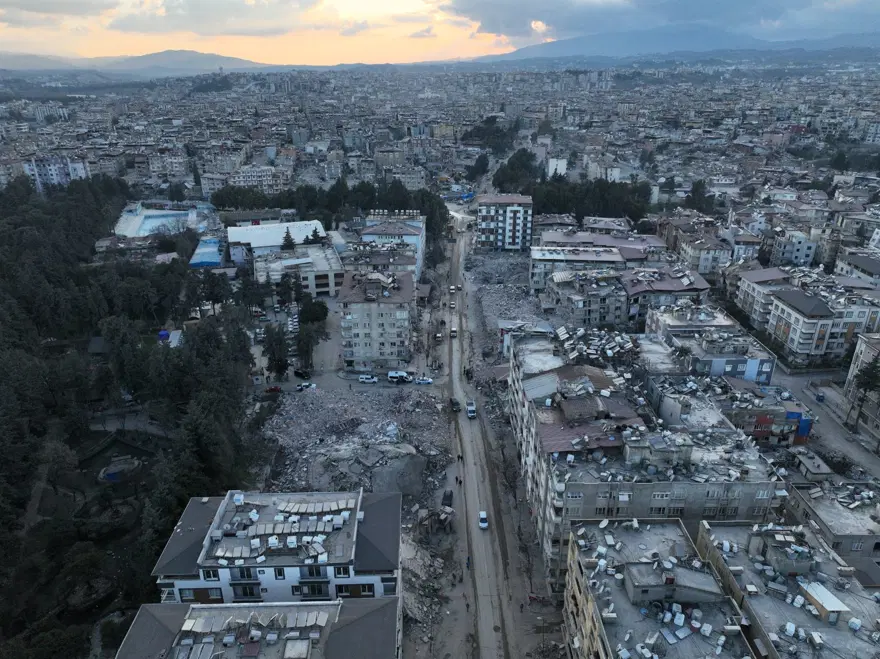 Hatay'da hasarlı evlerin içi görüntülendi 9