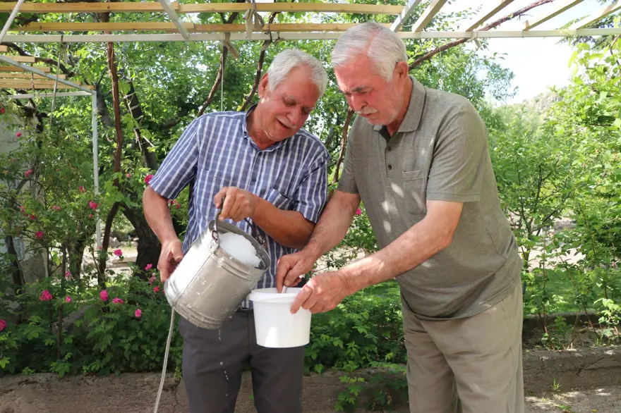 Kışın karla dolduruyorlar: Yazın serinlemek için kullanılıyor 