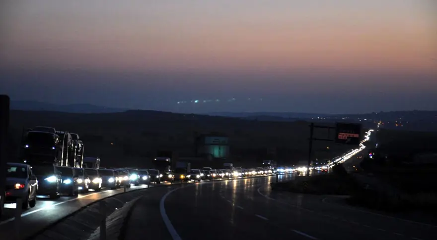 20 kilometrelik araç kuyruğu 12