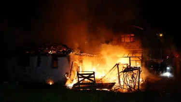 Düzce'de 2 katlı ev ve 1 depo alev alev yandı