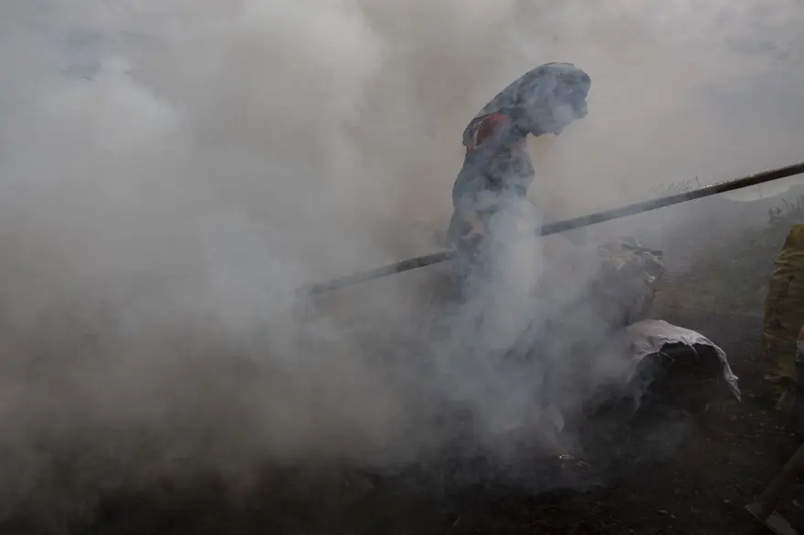 Ekmeklerini mangal kömüründen çıkarıyorlar 1