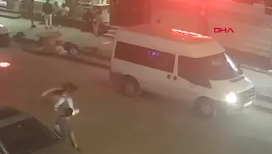 Kamyonetin arkasına takılan patenli genç kızın düşme anı kamerada