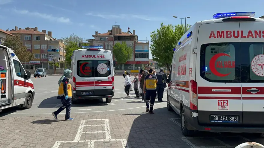 Okulda zehirlenme paniği:24 öğrenci hastaneye kaldırıldı Okulda zehirlenme paniği:24 öğrenci hastaneye kaldırıldı