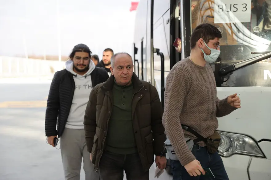 Ukrayna'dan tahliye edilen ilk kafile Türkiye'de 3