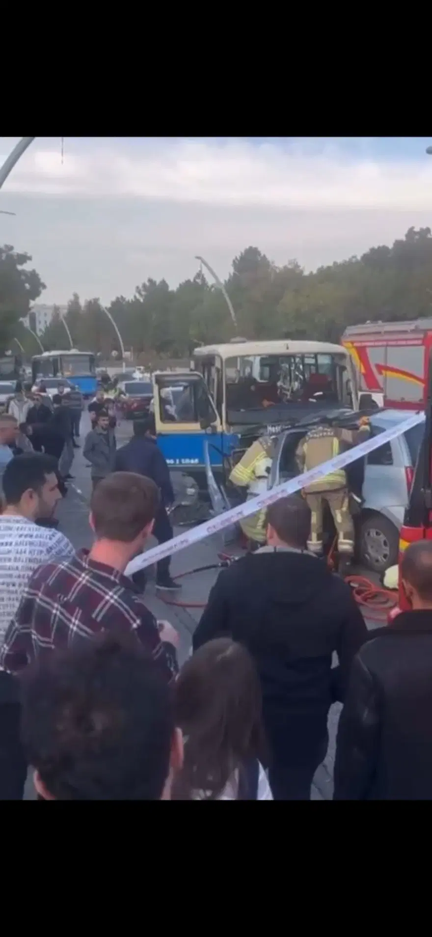 Ankara'da otomobil ile minibüs kafa kafaya çarpıştı: 1 ölü, 14 yaralı 3 Ankara'da otomobil ile minibüs kafa kafaya çarpıştı: 1 ölü, 14 yaralı 3