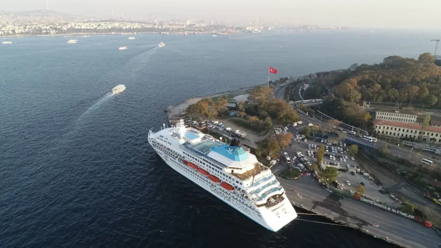 9 katlı dev kruvaziyer gemisi İstanbul'da 