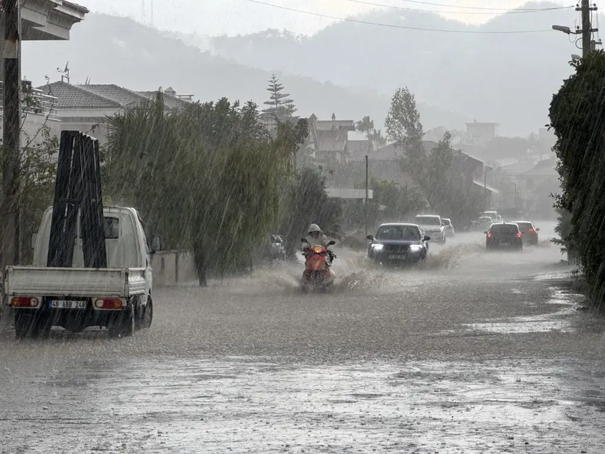 Marmaris’te sağanak: İş yerlerini su bastı Marmaris’te sağanak: İş yerlerini su bastı