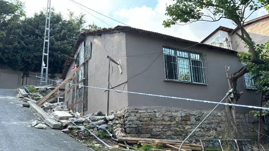 Sarıyer Belediyesi'nin su tankeri gecekonduya girdi: Ev sakinleri yaşadıkları dehşeti anlattı Sarıyer Belediyesi'nin su tankeri gecekonduya girdi: Ev sakinleri yaşadıkları dehşeti anlattı