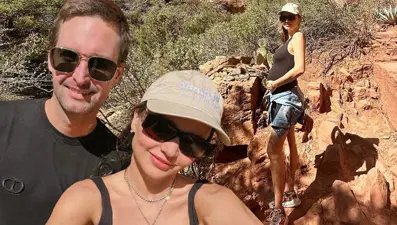 Dördüncü kez anne olmaya hazırlanan Miranda Kerr'den karnı burnunda poz