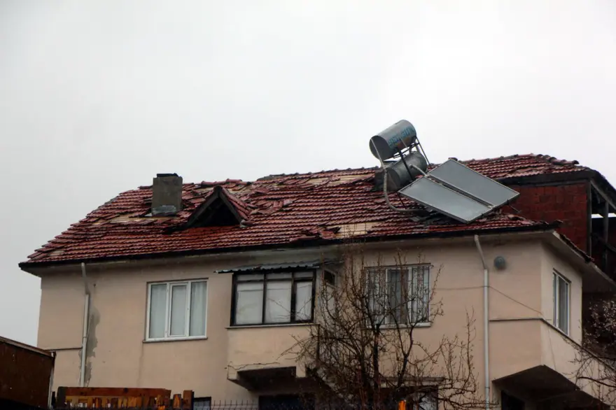 Bolu'da hortum çatıları uçurdu 2 Bolu'da hortum çatıları uçurdu 2