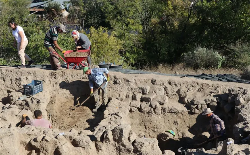 Tatarlı Höyük'te Orta Demir Çağ'a ait depolama alanı bulundu 26 Tatarlı Höyük'te Orta Demir Çağ'a ait depolama alanı bulundu 26