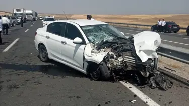 Ağrı’da otomobil traktöre çarptı: 2 yaralı