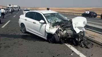 Ağrı’da otomobil traktöre çarptı: 2 yaralı