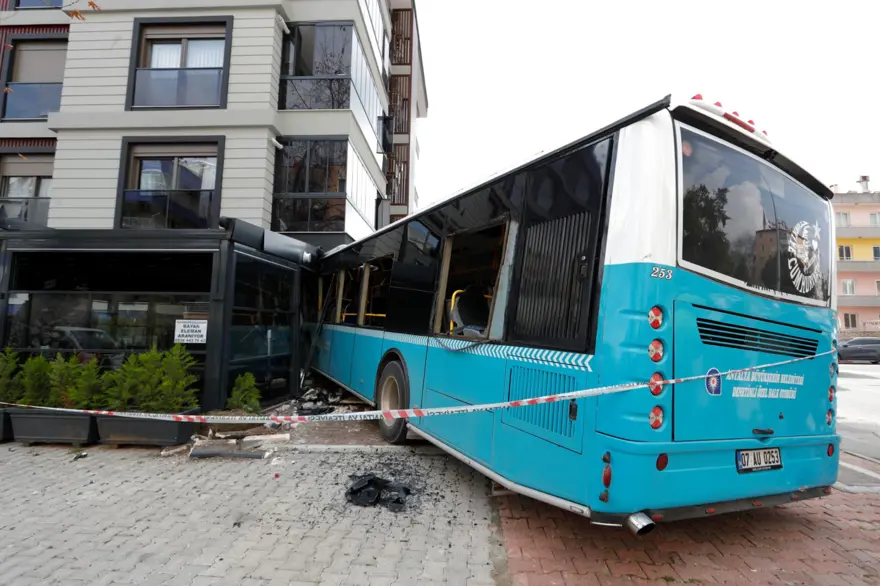 Antalya'da halk otobüsü kafeye daldı: Yaralılar var 4