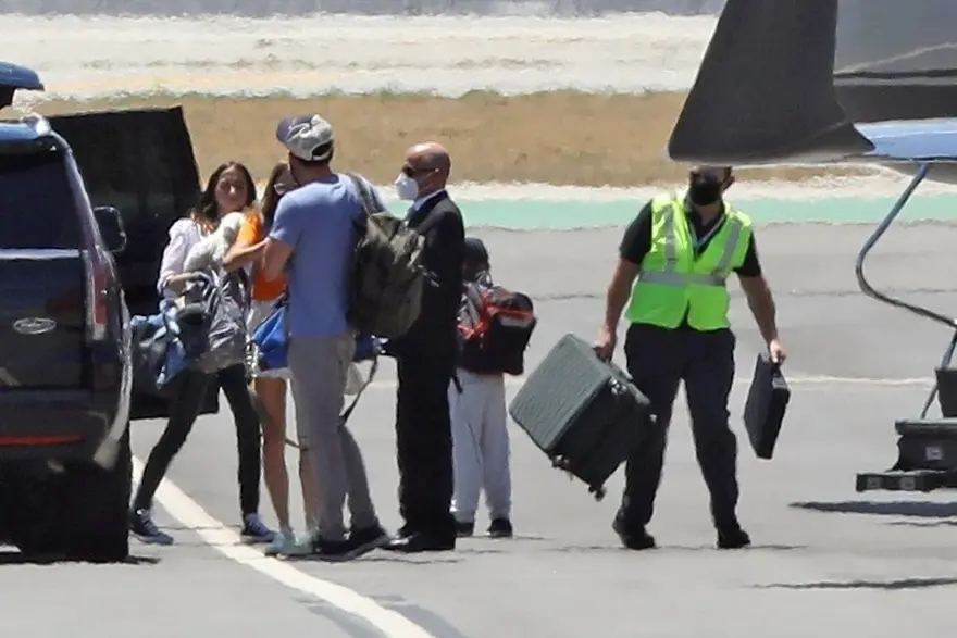 Ben Affleck ile Ana de Armas'dan özel jetle tatile çıktı 4