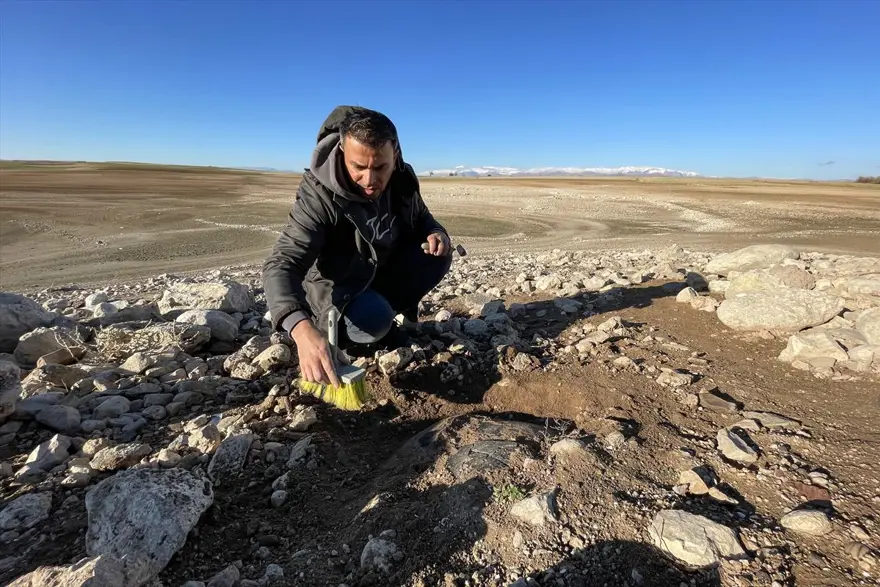 Keban Baraj Gölü'nde suyun çekilmesiyle tarihi höyükler de gün yüzüne çıktı 4
