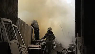 Yıkımına başlanan apartmanda yangın çıktı