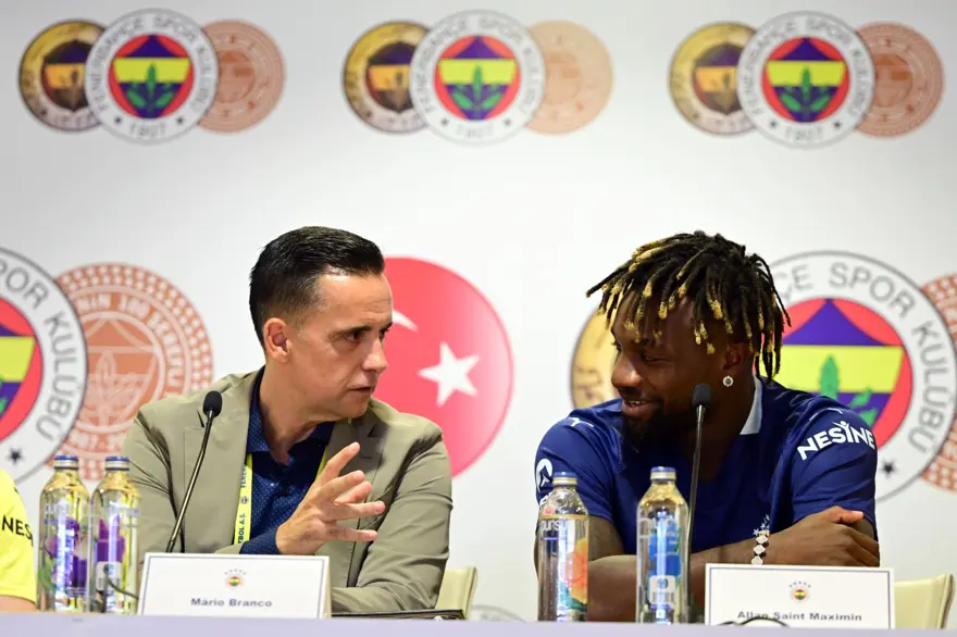 Fenerbahçe'de 5'i yeni transfer, 7 futbolcu için imza töreni düzenlendi 21 Fenerbahçe'de 5'i yeni transfer, 7 futbolcu için imza töreni düzenlendi 21