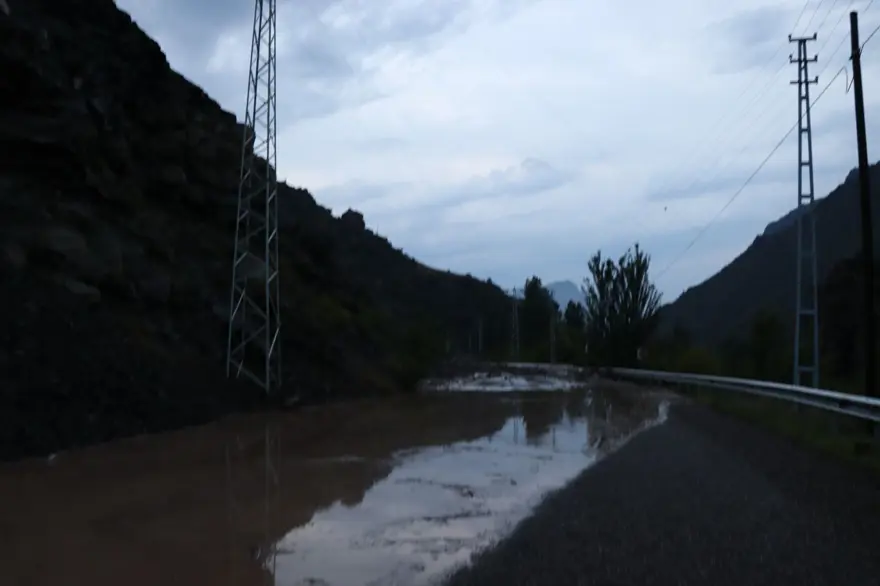 Erzurum'da sel bir mahalleyi yıktı geçti! 10 evde ağır hasar var 6