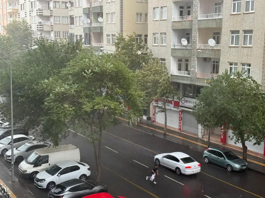 Öğleden sonra aniden bastırdı! Caddeler sular altında kaldı 4 Öğleden sonra aniden bastırdı! Caddeler sular altında kaldı 4