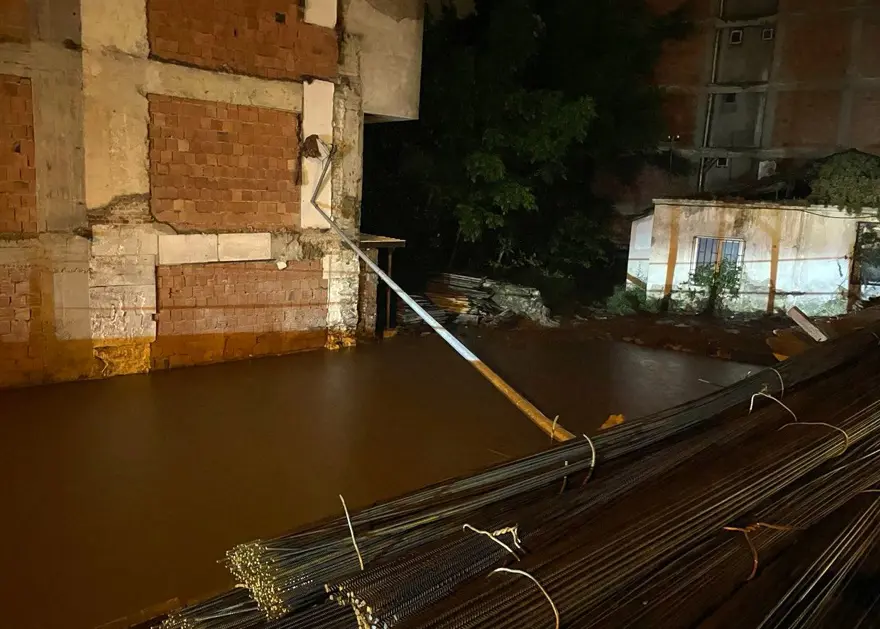 Karadeniz'de sel tehlikesi: 3 ilde eğitime sağanak arası 11