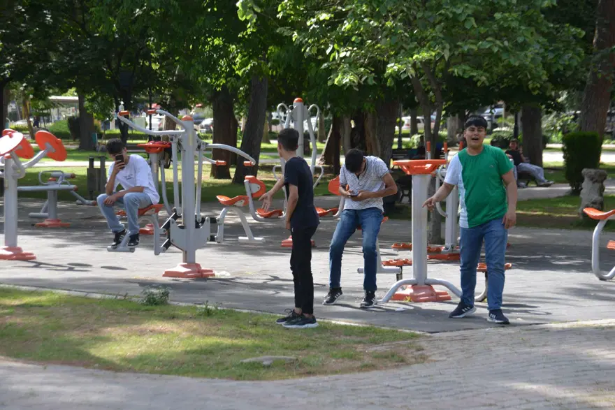 Adana'da sıcaklık 37 dereceyi buldu, parklar doldu 4 Adana'da sıcaklık 37 dereceyi buldu, parklar doldu 4