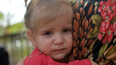 Kulağından işitme cihazı çalınan Kübra 9 aydır duyamıyor