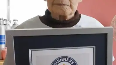 108 yaşında ve hala saç kesiyor: Dünyanın çalışan en yaşlı kadın berberi