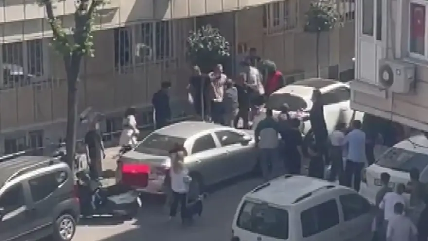 Genç kızlarınkavgasına aileler de dahil oldu, mahalle karıştı Genç kızlarınkavgasına aileler de dahil oldu, mahalle karıştı
