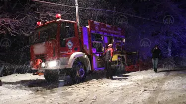 Şiddetli karda yoldan çıkan kamyonet dereye düştü: 6 yaralı