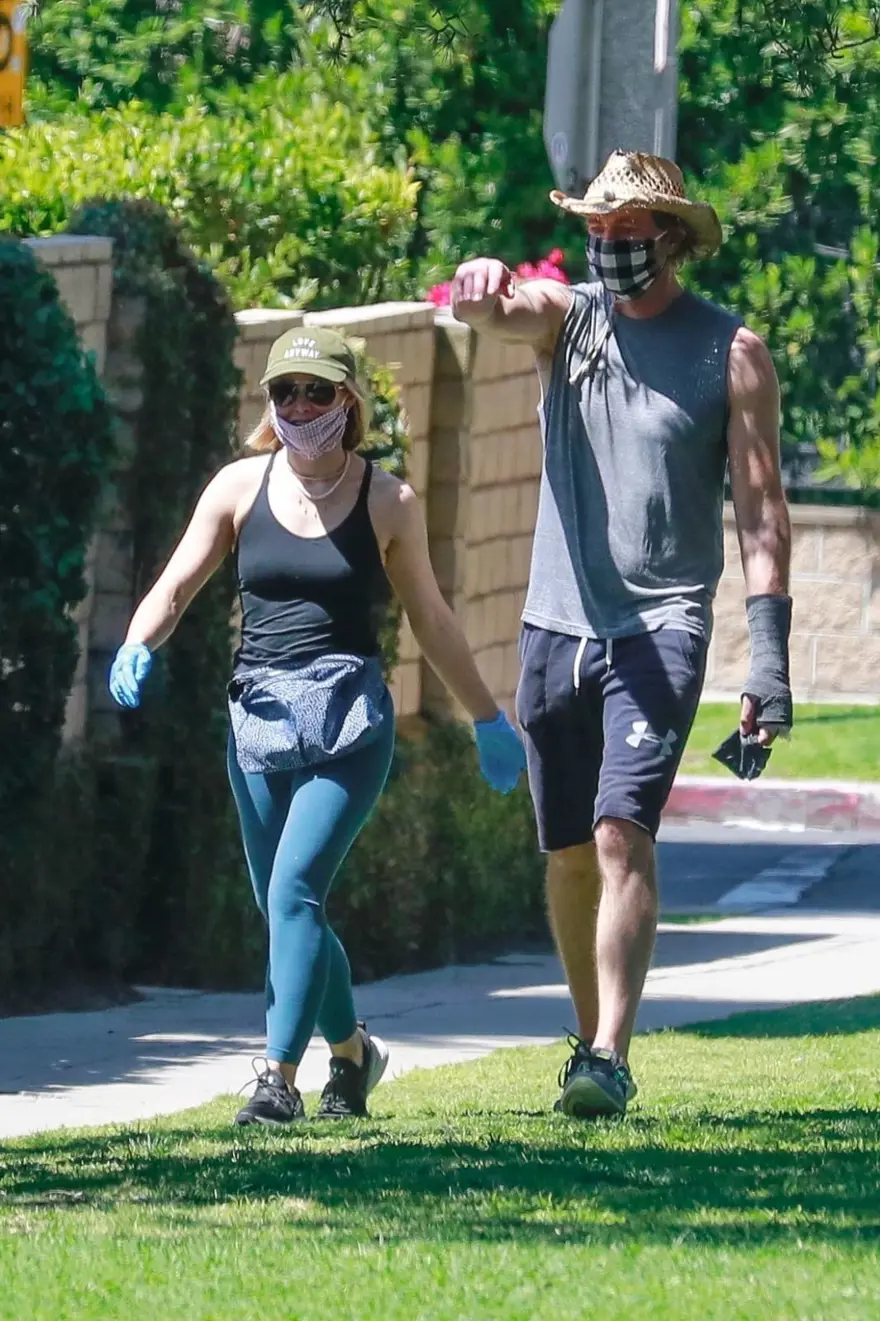 Kristen Bell ve Dax Shepard yürüyüşte (Corona virüs günlerinde aşk) 3