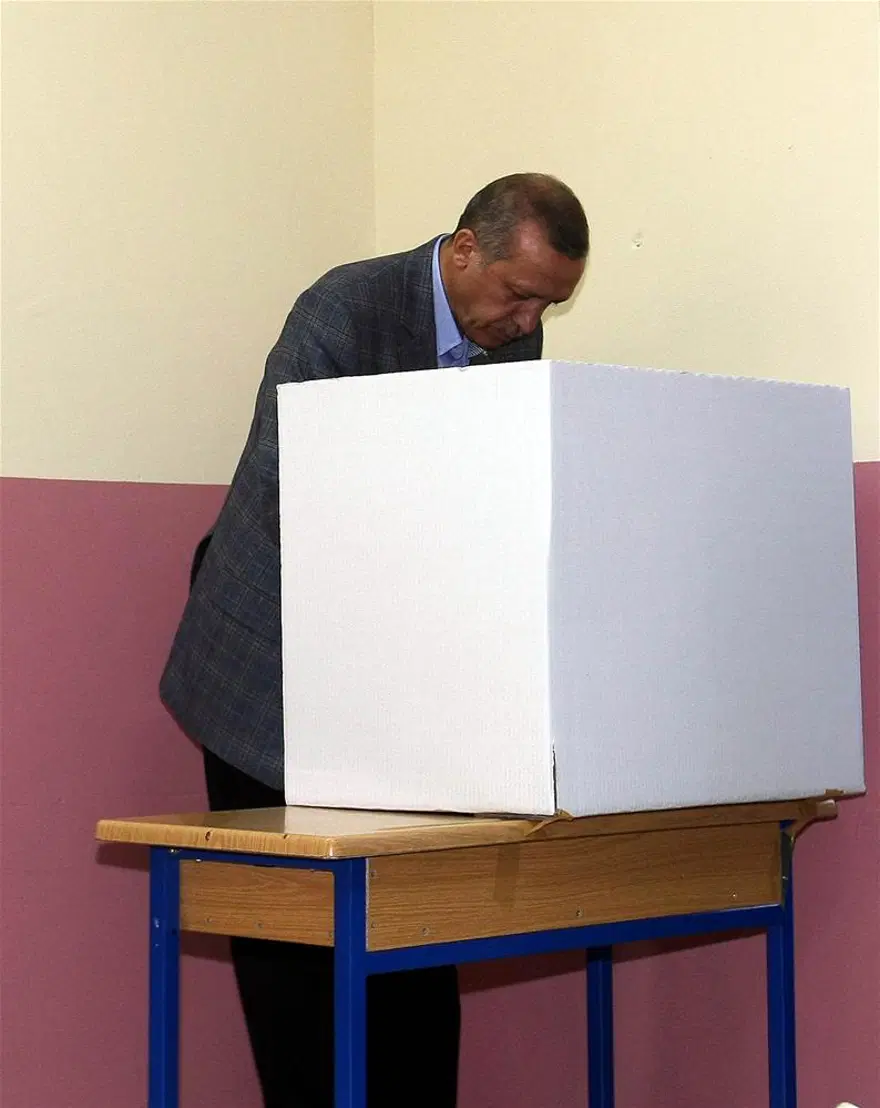 Türkiye sandık başındaydı 72