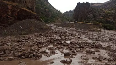 Sel ve heyelan Şenkaya-Ardahan karayolunu ulaşıma kapattı