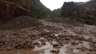 Sel ve heyelan Şenkaya-Ardahan karayolunu ulaşıma kapattı