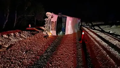 Karabük'te işçi servisi devrildi: 13 yaralı