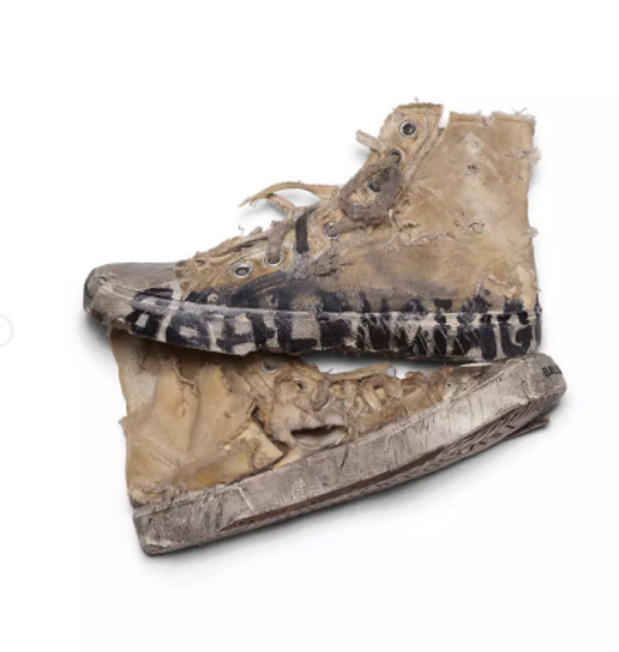 Moda devi aşırı pis ve parçalanmış görünümlü ayakkabısını satışa çıkardı: Fiyatıyla sosyal medyada viral oldu 2