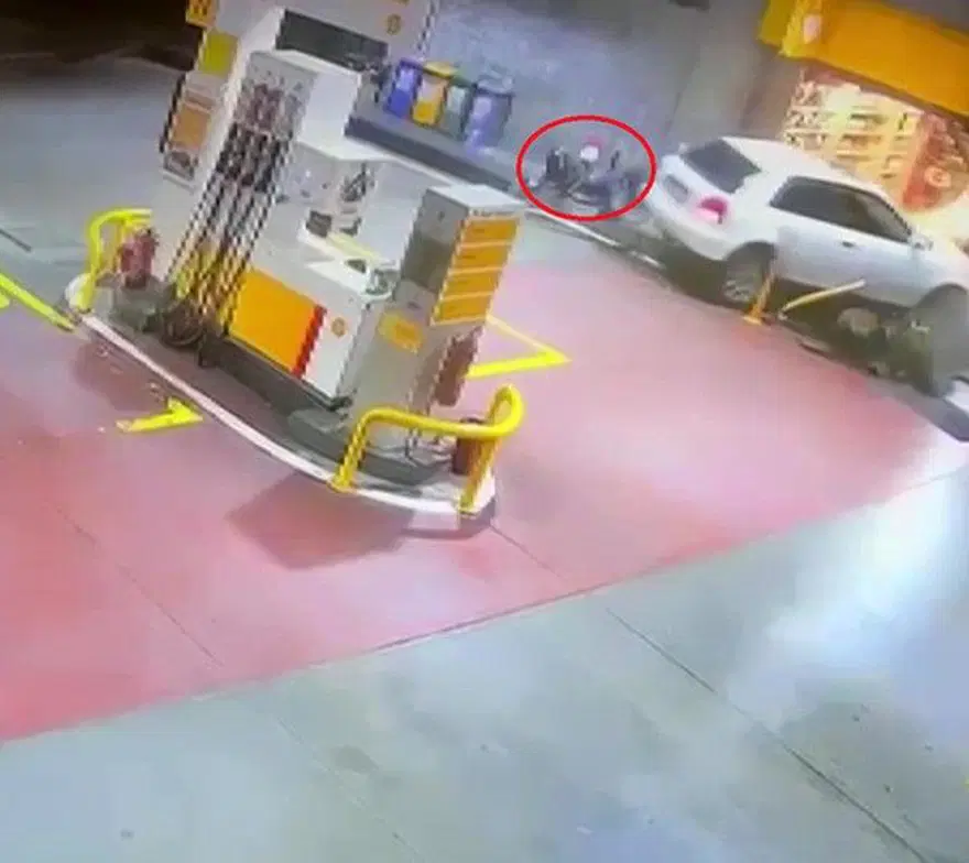 Akaryakıt istasyonunda dehşet anları: Ezmeye çalıştı,bıçakla kovaladı, motosikletli kaskını çıkarınca kurtuldu! 2