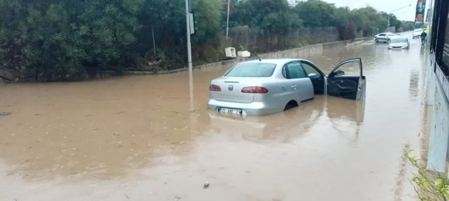 İzmir'de caddeler göle döndü, araçlar sular altında kaldı 6