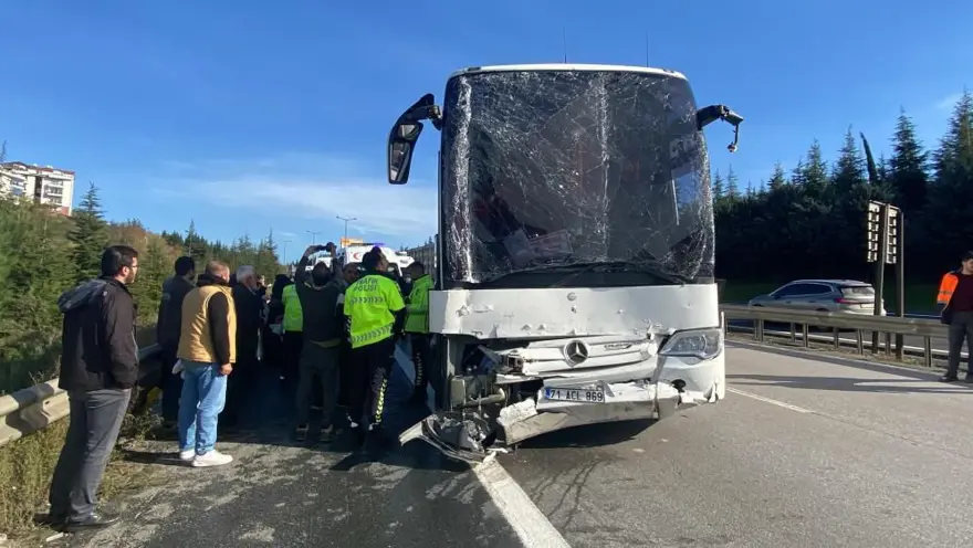 TEM'de yolcu otobüsü TIR'la çarpıştı: Yaralılar var 2