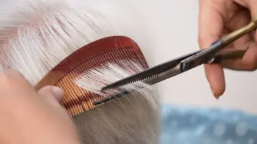 Dünyanın en yaşlı kadın kuaförü ünvanını kazandı, rekorlar kitabına girdi