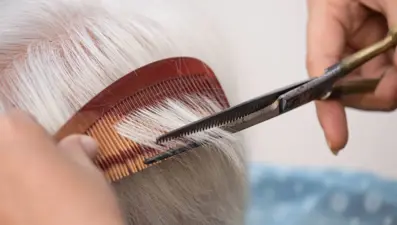 Dünyanın en yaşlı kadın kuaförü ünvanını kazandı, rekorlar kitabına girdi