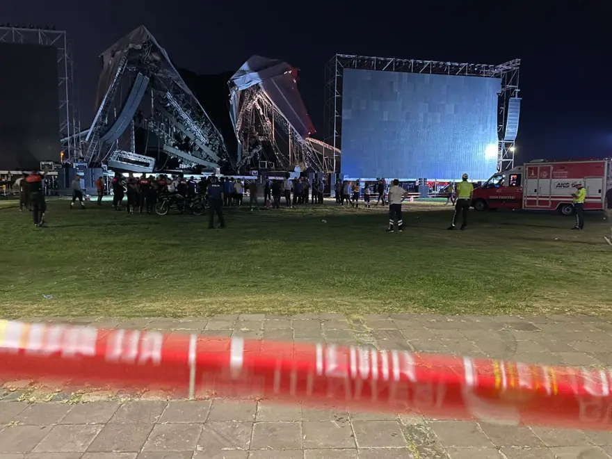 İzmir'de Tarkan konseri için kurulan sahne çöktü 12